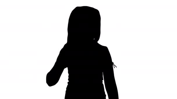 Silhouette Joyeux mignon petit youtuber vlogger agitant la main disant bonjour salut en regardant la caméra parler et marcher . — Video