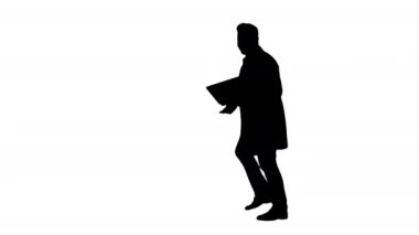 Siluet Girişimci Mühendis ya da doktor elinde dizüstü bilgisayarla gülüyor.