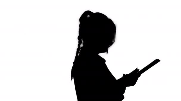 Silhouette Felice Giovane Donna Danza Ascoltare Musica Su Tablet PC . — Video Stock