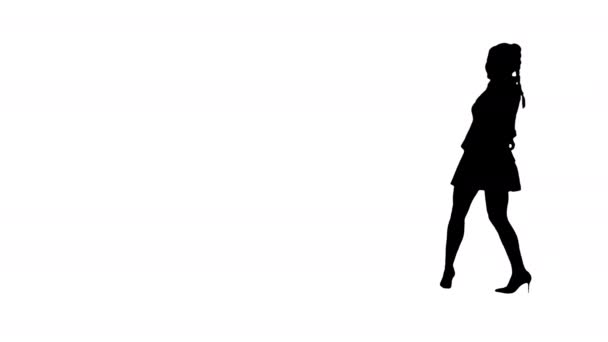 Silhouette Chica atractiva activa caminando y bailando . — Vídeos de Stock