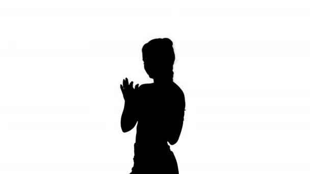 Silhouette Linda chica revisando su teléfono celular y bailando . — Vídeo de stock