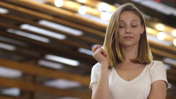 Positive teen blonde nodding to camera. — Stock Video