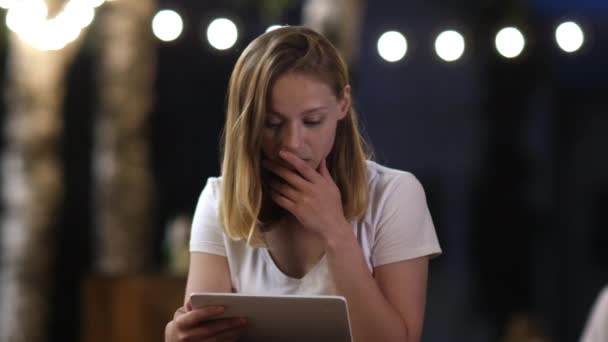 Šokovaná žena drží v ruce tablet. Špatné zprávy. — Stock video