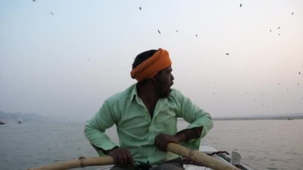 Varanasi, Índia - 18 de dezembro de 2017: flutuando no rio Ganga no início da manhã. Barqueiro remos de remo . — Vídeo de Stock