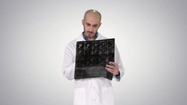 Degrade arka planda yürürken Doktor omuz x-ışını taraması gözden.