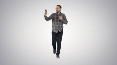 Adam telefon görüntülü çağrı yoluyla kimse Merhaba degrade arka planda görüntülü sohbet konuşma sırasında selam sallayarak konuşuyor.