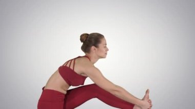 Spor giyimli güzel sarışın kadın Utthita Hasta Padangushthasana 'yı yapıyor..