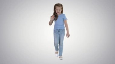 Mutlu sevimli küçük YouTuber vlogger el sallama Merhaba söyleyerek kamera konuşurken bakıyor ve degrade arka planda yürüyüş.