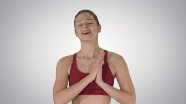 Yürüme sırasında konuşma eğitmen fit, degrade arka planda Yoga Asanas açıklamak.
