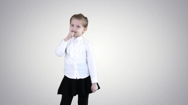 Χαριτωμένο ευτυχισμένο κορίτσι τραγουδώντας σε φανταστικό μικρόφωνο στο φόντο ντεγκραντέ. — Αρχείο Βίντεο