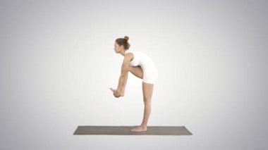 Spor egzersiz yapıyor sporda güzel genç fit kadın, Utthita hasta Padangusthasana, Dandayam-Janushirasana, degrade üzerinde diz Bikram duruş baş ayakta varyasyon bükme