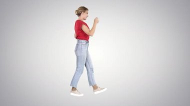 Mutlu, gülümseyen bir kadın dans ediyor ve arka planda eğleniyor..