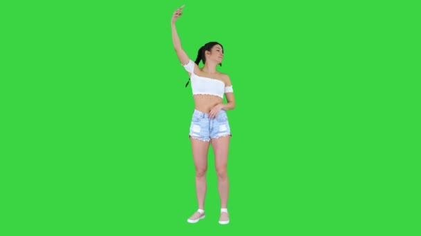 Şirin esmer kız selfie çekip yeşil ekranda dans ediyor, Chroma Key. — Stok video