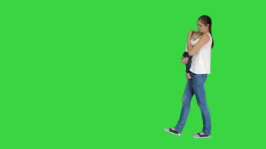 Genç Anne çalışıyor için sakin aşağı çocuk oğul üzerinde bir yeşil ekran, chroma key.