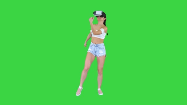 크로마 키그린 스크린 (Green Screen) 에서 그녀의 VR 을 가지고 춤을 추는 귀여운 소녀. — 비디오