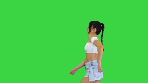 Hermosa mujer latina bailando en una pantalla verde, Chroma Key. — Vídeos de Stock
