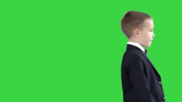 Niño en traje clásico de negocios azul oscuro caminando por una pantalla verde, Chroma Key . — Vídeo de stock