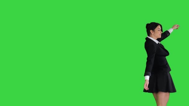 Tanzende brünette Geschäftsfrau geht hinein, bleibt in der Mitte stehen und verschwindet dann auf einem Green Screen, Chroma Key. — Stockvideo
