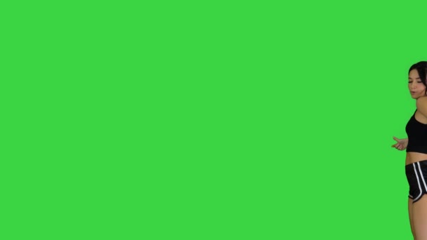 Девушка из RnB в шортах танцует на зеленом экране, хрома-ключ. — стоковое видео