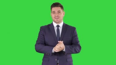 Yakışıklı işadamı kamera bakıyor ve yeşil ekranda konuşan, Chroma anahtar.