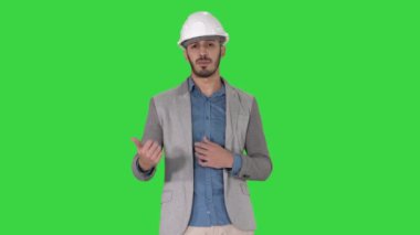 Mimar yeşil ekranda kamera konuşurken, chroma key.