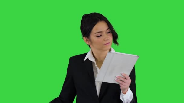 Roztomilá žena v sukni a pomocí digitálního tabletu na zelené obrazovce, Chroma Key. — Stock video