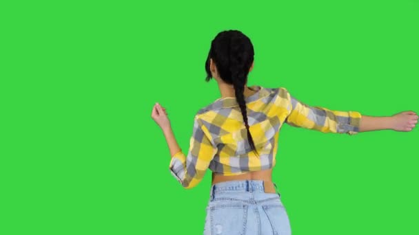 Счастливая женщина в джинсовых шортах танцует на зеленом экране, Chroma Key. — стоковое видео