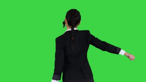 緑の画面で踊る立派な自信に満ちた若いビジネスマンの女性、クロマキー. — ストック動画