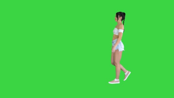 Schöne lateinische Frau tanzt auf einem grünen Bildschirm, Chroma Key. — Stockvideo