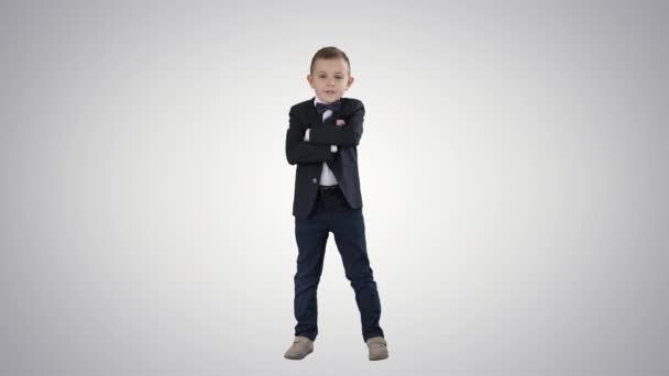 Kleine jongen kruising handen in een formeel kostuum op gradiënt achtergrond. — Stockvideo
