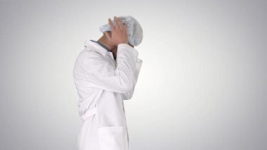 Arap Doktor yürüyüş ve degrade arka planda tıbbi kap koyarak.