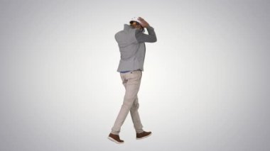 Hardhat yürüyüş ile Arap mühendisi degrade arka planda güvenlik konsepti.