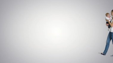 Genç anne bebeğini elinde tutuyor ve yürüyor, Alfa Kanalı.