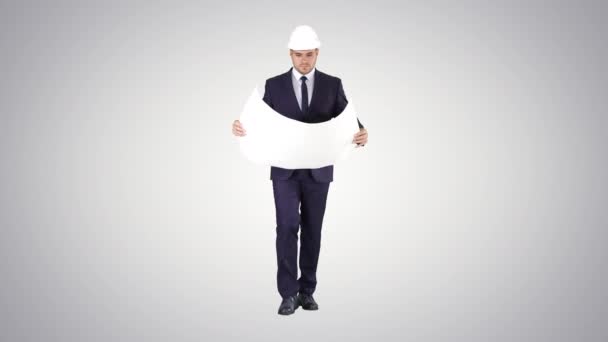 Professionell arkitekt går och håller ritning Mannen bär hjälm på lutning bakgrund. — Stockvideo