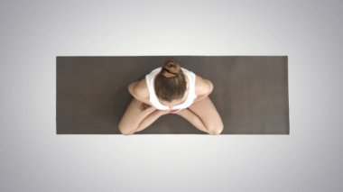Lotus içinde beyaz uygulama Yoga kadın degrade arka planda poz.