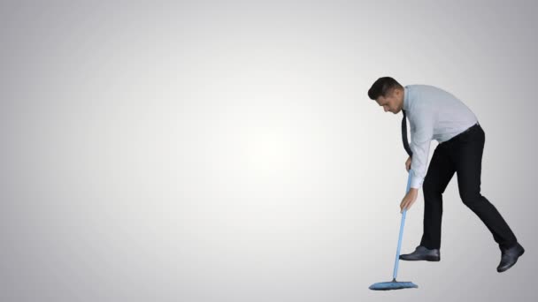 Uomo con pollice alzato che tiene la scopa in abiti formali o abiti da lavoro dopo aver spazzato il pavimento su sfondo sfumato . — Video Stock