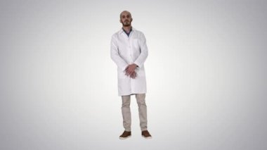 Eğilim geçmişi olan genç, ciddi bir Arap doktor..