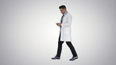 Doktor burun sprey veya degrade arka planda bazı diğer ilaç sunma.