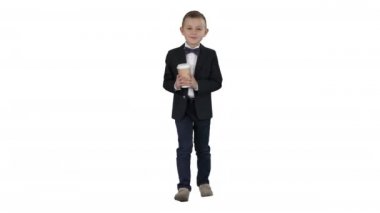 Beyaz arka planda resmi bir giysi içinde kahve götürmek ile yürüyen çocuk.