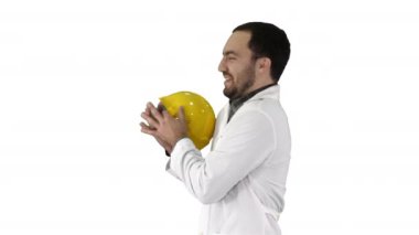 Gülümseyen inşaat mühendisi bir kap yakalamak ve beyaz arka plan üzerine koyarak.