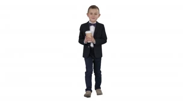 Ragazzo che cammina con un caffè da asporto in abiti formali su sfondo bianco . — Video Stock