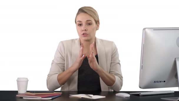 Schöne junge Geschäftsfrau hält eine Rede vor der Kamera, weißer Hintergrund — Stockvideo