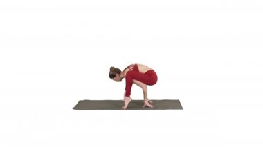 Güzel kadın uygulamaları handstand yoga asana Tittibhasana - firefly beyaz arka plan üzerinde poz.