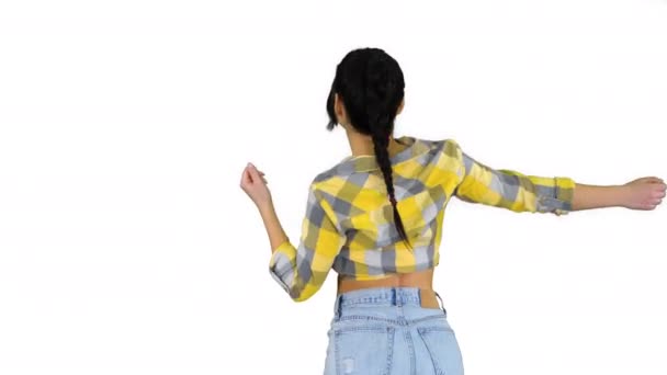 Счастливая женщина в джинсовых шортах танцует на белом фоне . — стоковое видео