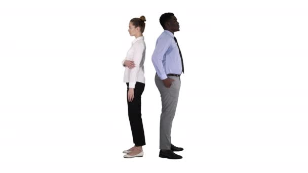 Mooie en knappe man staan rug aan rug veranderende poses op witte achtergrond. — Stockvideo