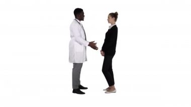 Doktor beyaz arka plandaki bir hastaya iyi haberler veriyor..