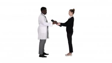 Hasta x ışını ile fizyoterapist açıklayan x-ray beyaz arka plan üzerinde hastaya Doktor geliyor.