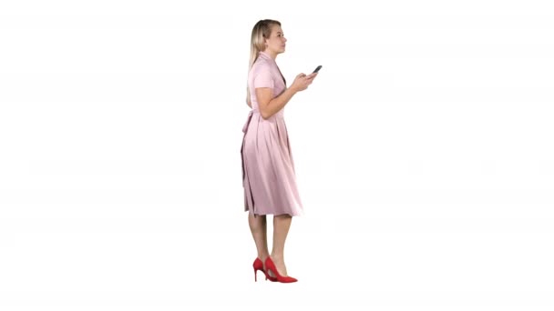 Mujer rubia bonita usando mensaje de texto del teléfono celular sobre fondo blanco . — Vídeos de Stock