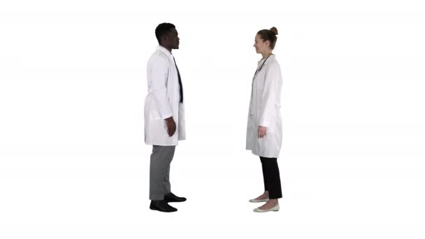 成功した外科医のチームは、白の背景に白の背景に隔離された高5と笑いを与える. — ストック動画