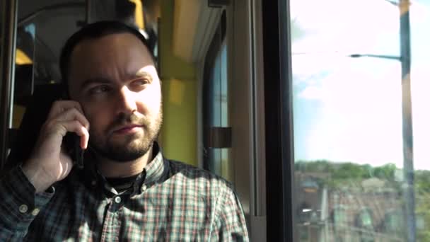 Όμορφος άντρας μιλάει στο κινητό του στο τρένο.. — Αρχείο Βίντεο